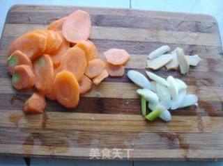 家常小菜——胡萝卜木耳炒山药的做法步骤：2