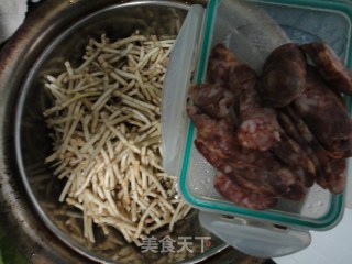侧耳根炒香肠的做法步骤：1