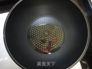 侧耳根炒香肠的做法步骤：2