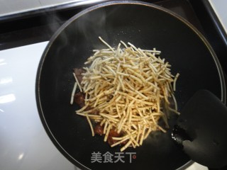 侧耳根炒香肠的做法步骤：4