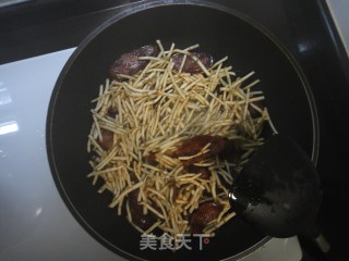 侧耳根炒香肠的做法步骤：5