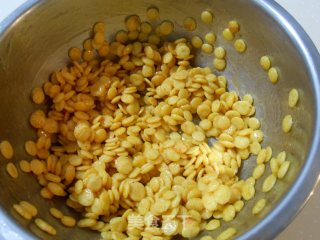 休闲小零食——香辣玉米薄脆的做法步骤：2