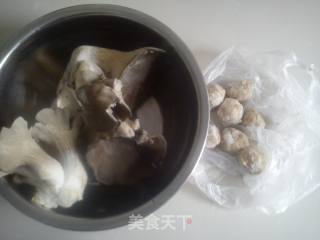 蘑菇丸子蛋花汤的做法步骤：1