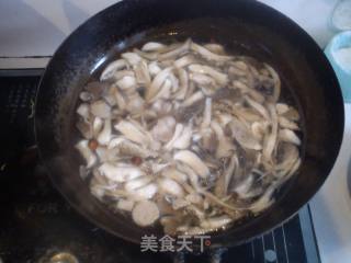 蘑菇丸子蛋花汤的做法步骤：4