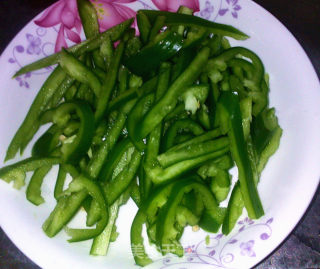 青椒榨菜丝炒鸡蛋的做法步骤：4