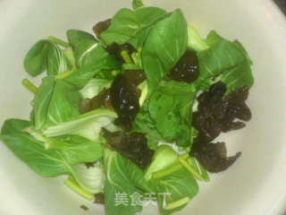 木耳油菜炒丸子的做法步骤：1