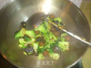 木耳油菜炒丸子的做法步骤：5