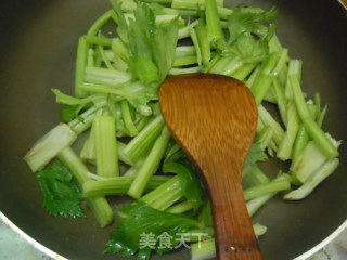 【西芹炒虾仁】的做法步骤：7