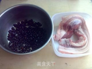 黑豆卤肉的做法步骤：1