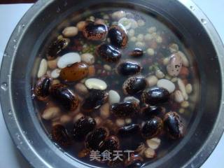 五豆养颜粥的做法步骤：1