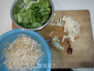 绿豆芽油麦菜炒豆皮的做法步骤：1