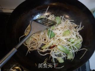 绿豆芽油麦菜炒豆皮的做法步骤：3
