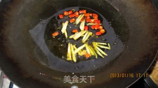 鲜蒜榨菜炒鸡杂的做法步骤：4