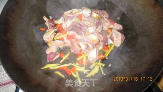 鲜蒜榨菜炒鸡杂的做法步骤：5