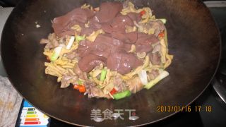 鲜蒜榨菜炒鸡杂的做法步骤：8