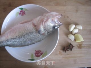 红烧鲈鱼的做法步骤：1