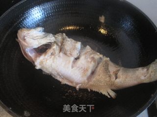 红烧鲈鱼的做法步骤：4