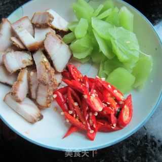 莴笋小炒肉的做法步骤：1