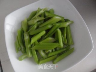 西芹炒豆腐皮的做法步骤：2
