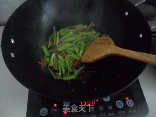 西芹炒豆腐皮的做法步骤：5