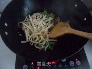 西芹炒豆腐皮的做法步骤：6