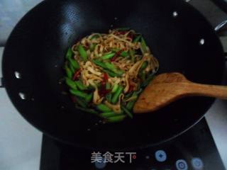 西芹炒豆腐皮的做法步骤：7
