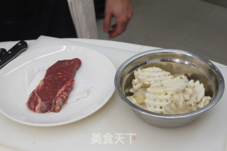 香煎黑椒牛扒的做法步骤：1