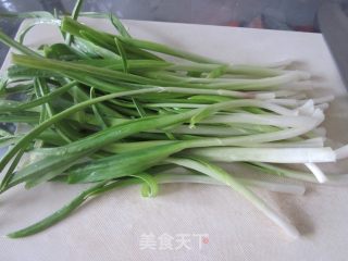 蒜苗炒蛋的做法步骤：2
