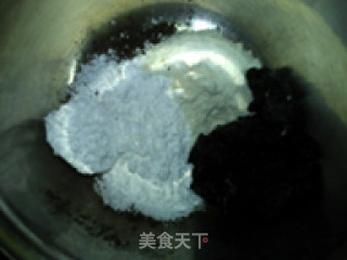 首乌芝麻糕的做法步骤：2