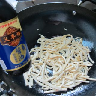 辣炒豆腐丝的做法步骤：3