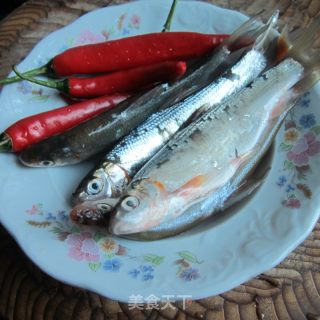 红烧小河鱼的做法步骤：1