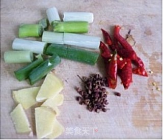 咸辣适中有嚼头的炒鸡做法-------干煸鸡的做法步骤：4