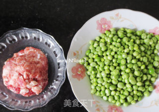 豌豆炒肉的做法步骤：1