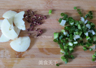 豌豆炒肉的做法步骤：2
