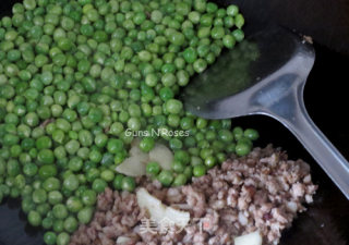 豌豆炒肉的做法步骤：4