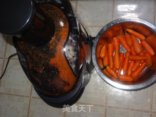 胡萝卜陀螺双色枣心馒头的做法步骤：1