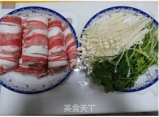 香！香！香！一口一个开吃吧——孜然羊肉菜卷的做法步骤：1