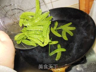白果炒荷兰豆的做法步骤：3