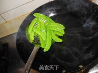 白果炒荷兰豆的做法步骤：4