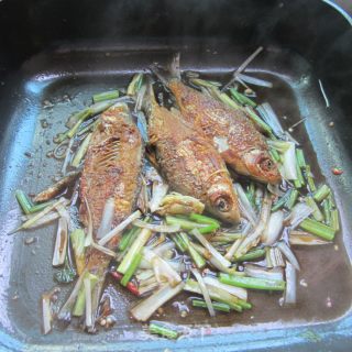 香芹大蒜烧小黄鱼的做法步骤：4