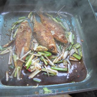 香芹大蒜烧小黄鱼的做法步骤：5