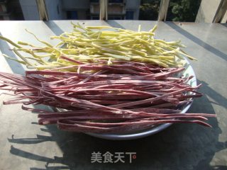 鸡蛋炒彩色面条的做法步骤：1