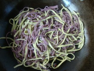 鸡蛋炒彩色面条的做法步骤：7