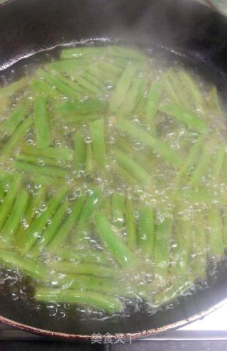 雪菜炒四季豆的做法步骤：2