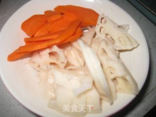 猪油渣炒时蔬的做法步骤：1