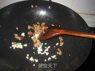 猪油渣炒时蔬的做法步骤：4