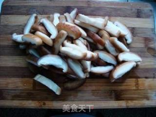 香菇炒鸡蛋的做法步骤：1