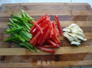 双椒炒茶树菇的做法步骤：2