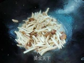 双椒炒茶树菇的做法步骤：4