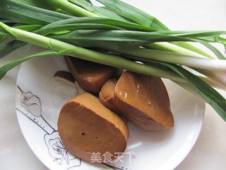 家常小菜---青蒜豆干的做法步骤：1